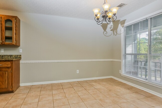 Building Photo - Conveniently Located 3 Bedroom