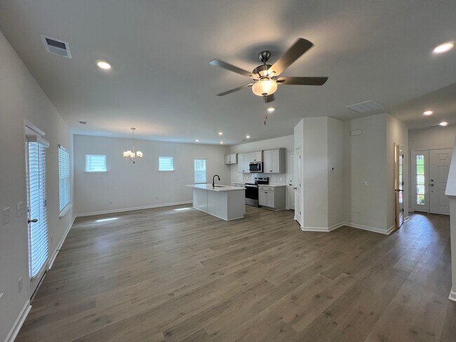 Foto del edificio - Beautiful New Construction in Blakeney Sub...