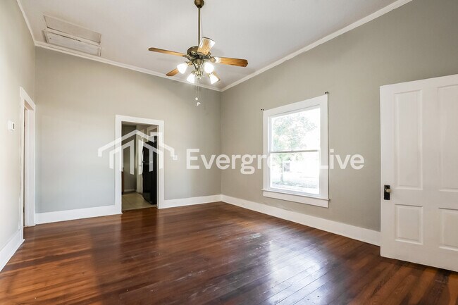 Foto del edificio - 600 S Center St