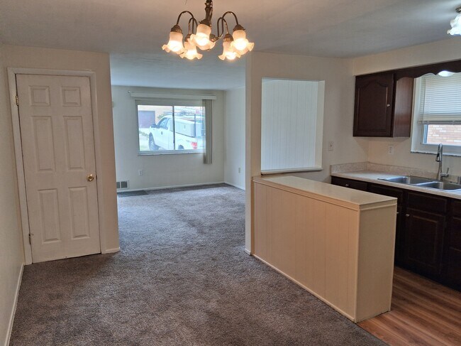 Dining area - 806 Westbury Rd