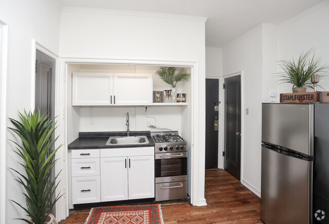 Exterior Unit Kitchen - Devonshire Apartments in Downtown Indianap...