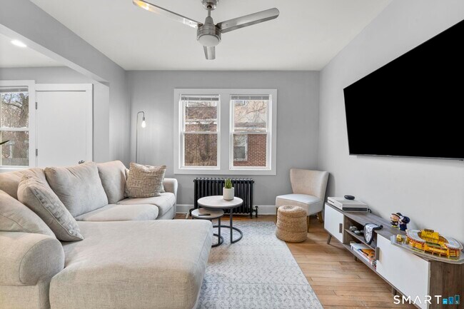 Building Photo - 7 Willowbrook Pl