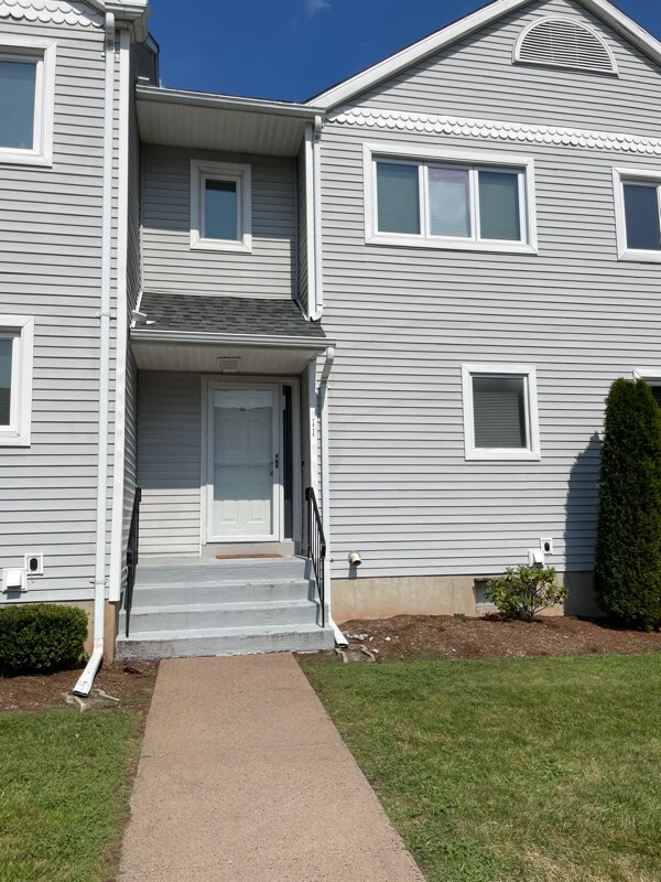 Primary Photo - 11 Oak Ridge Dr