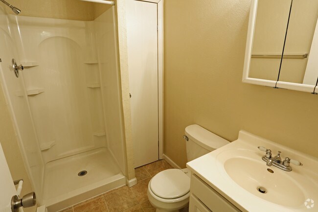 Una habitación - baño - Oak Hill Apartments