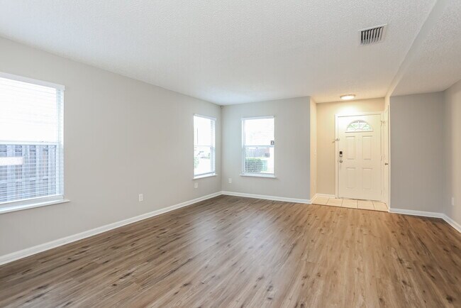 Foto del edificio - 5736 Birds Nest Ln