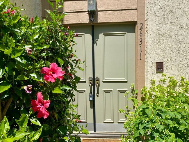Building Photo - 3-Bedroom Townhome in Prime Calabasas Loca...