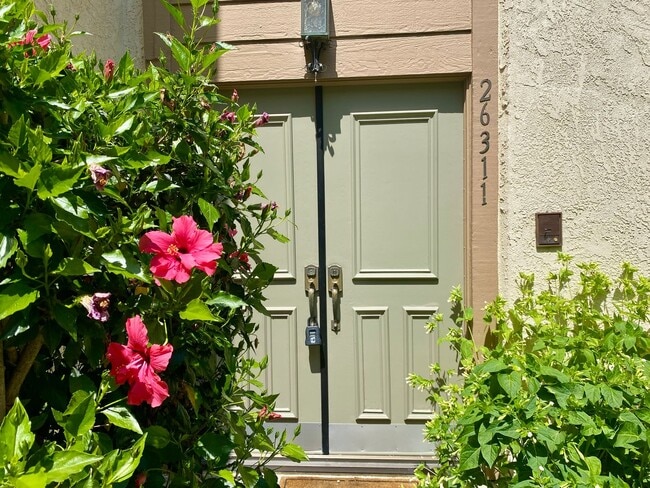 Building Photo - 3-Bedroom Townhome in Prime Calabasas Location