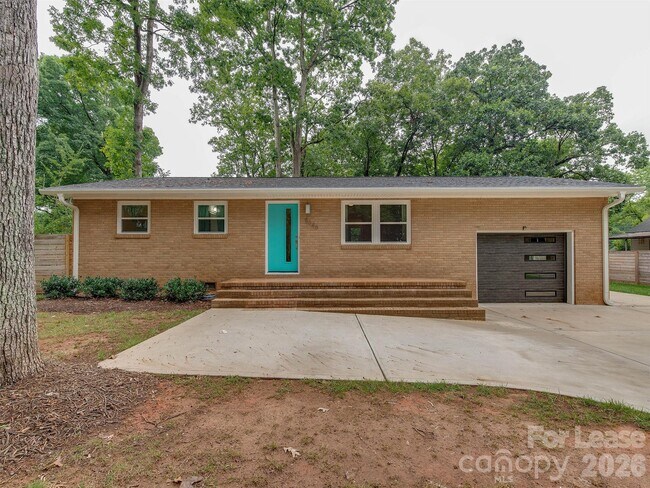Foto del edificio - 5646 Oak Dr