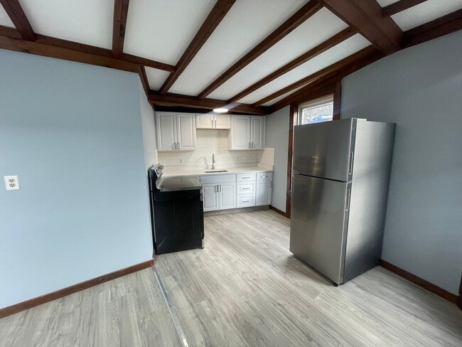 Building Photo - 16 Oriole St