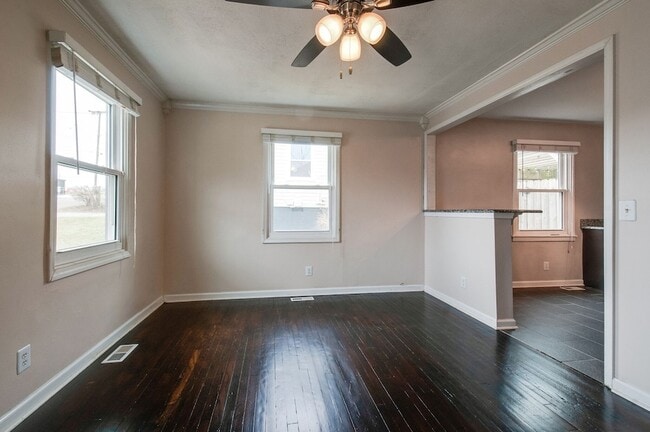 Building Photo - 821 W McKennie Ave