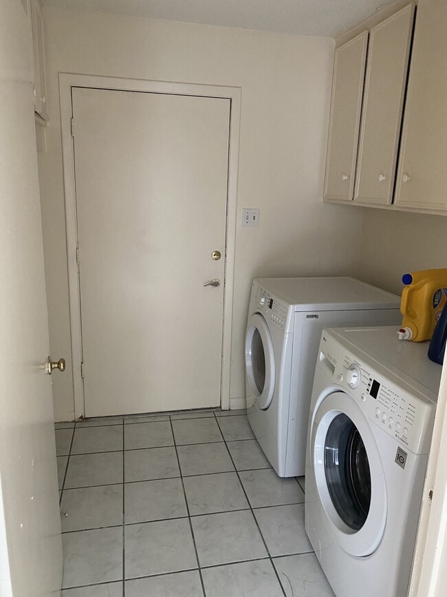 Building Photo - 5 Bendwood Dr