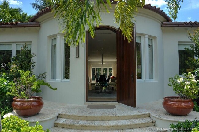 Building Photo - 4427 Royal Palm Ave