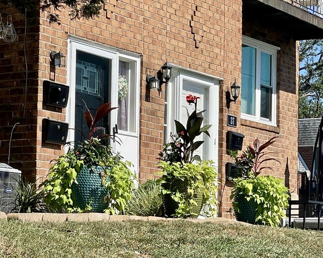 Building Photo - 35 S Oak Ave