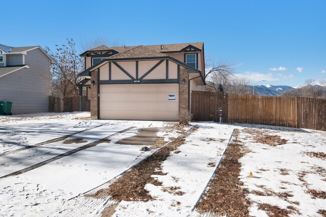 Building Photo - Adorable 2 story 3bdrm home