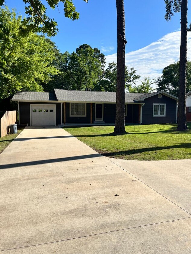 Primary Photo - Charming 3 - Bedroom Home with Modern Amen...