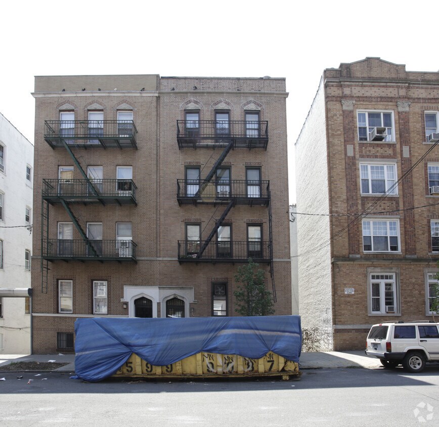 Building Photo - 830 43rd St