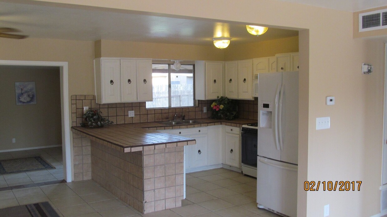 Primary Photo - LARGE 4BR/2BA HOUSE, TILE, REMODELED, OPEN...