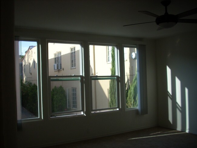Sala de estar - 8264 Norton Ave
