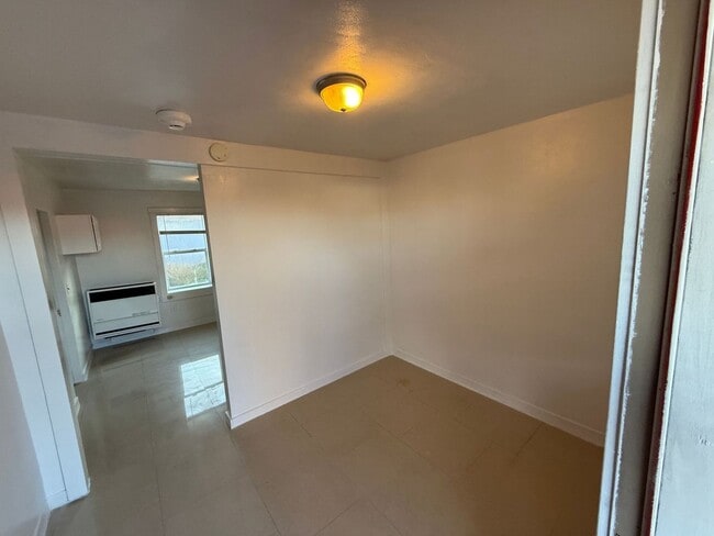 Building Photo - Studio Appartment / 1 Bathroom Apartment in Madras Oregon