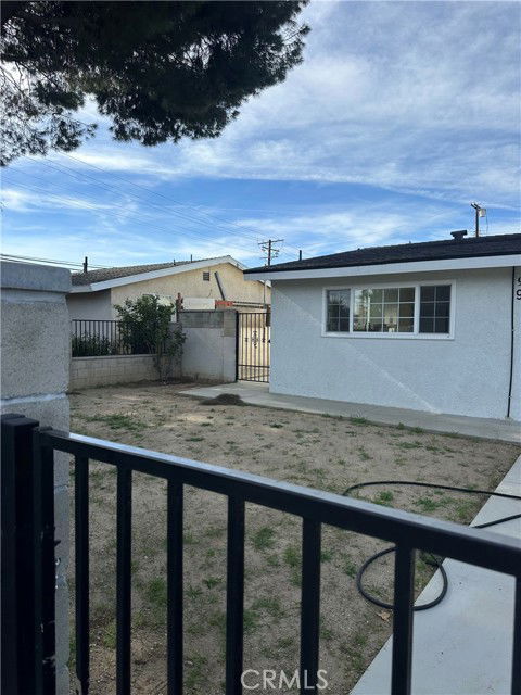 Foto del edificio - 9511 Hayvenhurst Ave