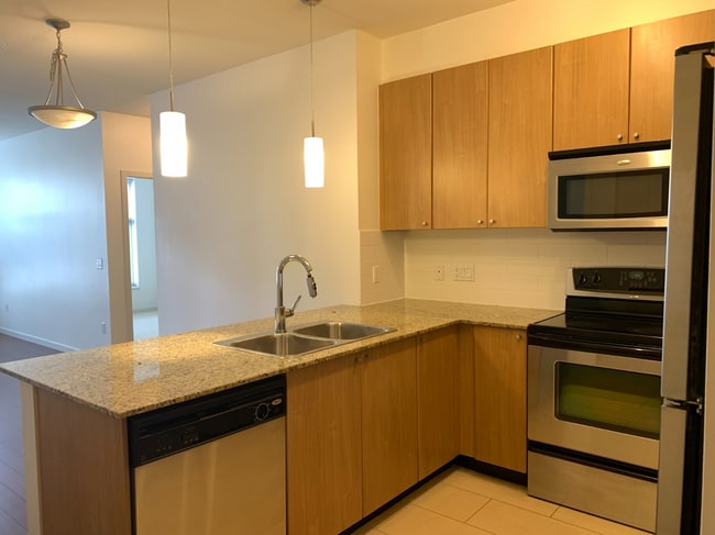 Building Photo - 213-2477 Kelly Avenue