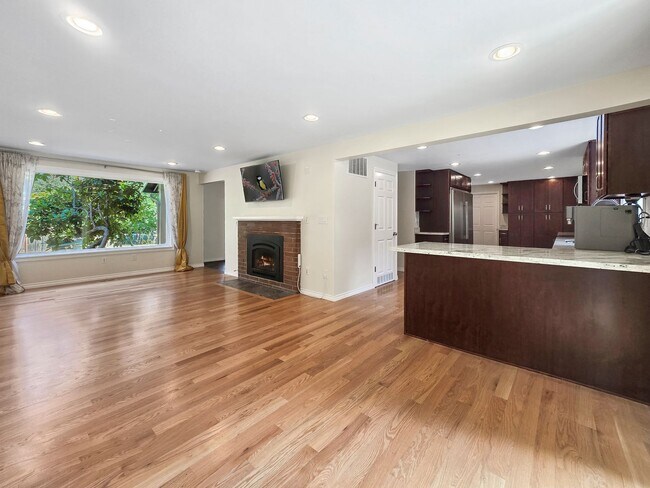 Foto del edificio - Flexible Living, Luxe Comfort: A Home That...