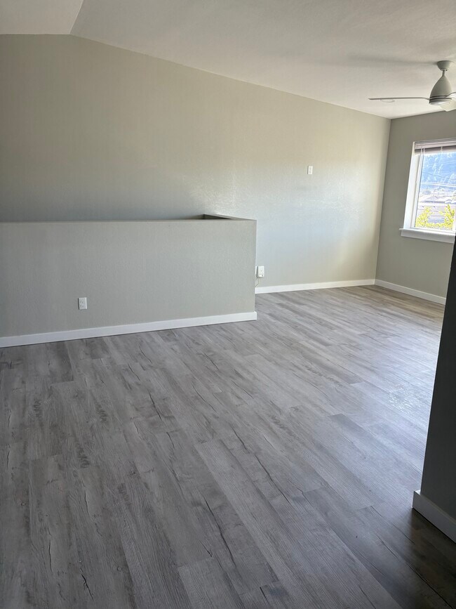 Foto del edificio - 682 Elm Ave