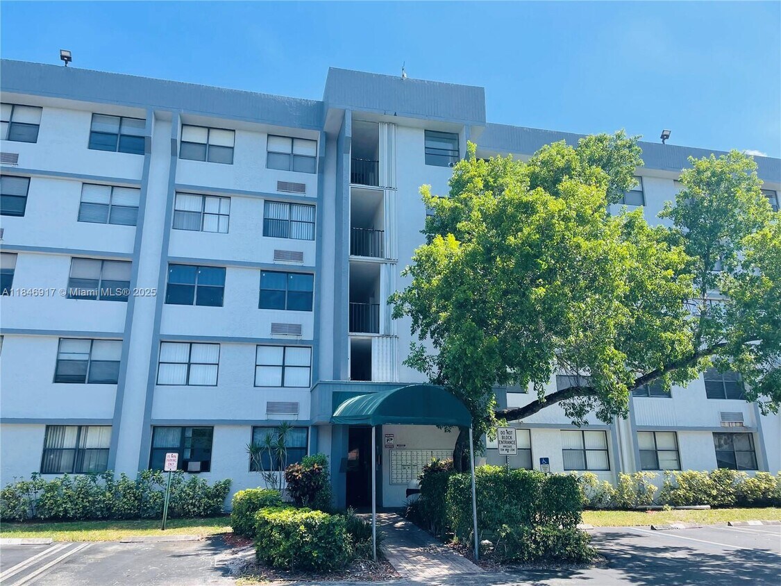 Foto principal - 2401 Riverside Dr