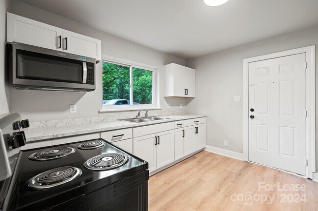 Building Photo - 2640 Ringwood St