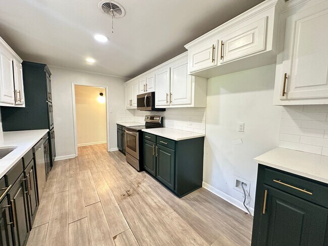 Foto del edificio - CHARMING REMODELED HOME IN SOUTHERN HILLS