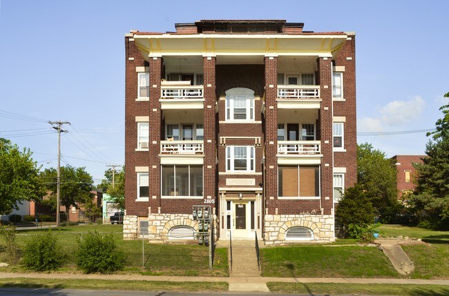 Building Photo - 2805-2809 Gillham Rd