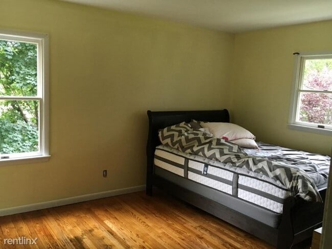 Building Photo - 4 br, 2.5 bath House - 58 Quakerbridge Rd