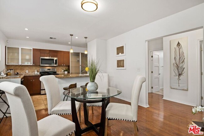 Foto del edificio - 6816 Waring Ave