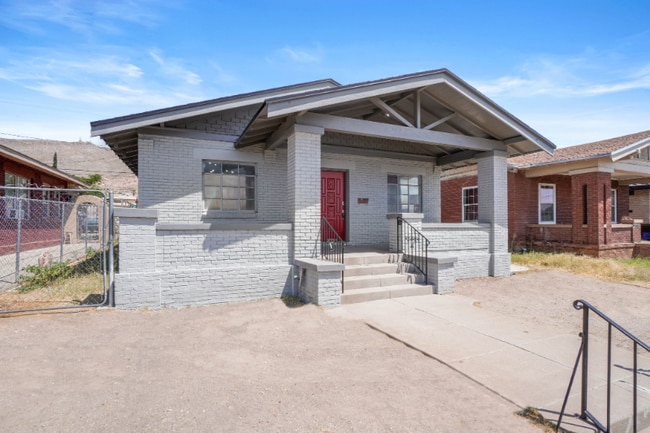 Building Photo - 2611 Pershing Dr