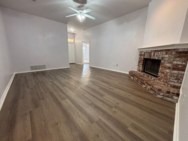 Building Photo - Beautiful Home in Milwaukee Ridge