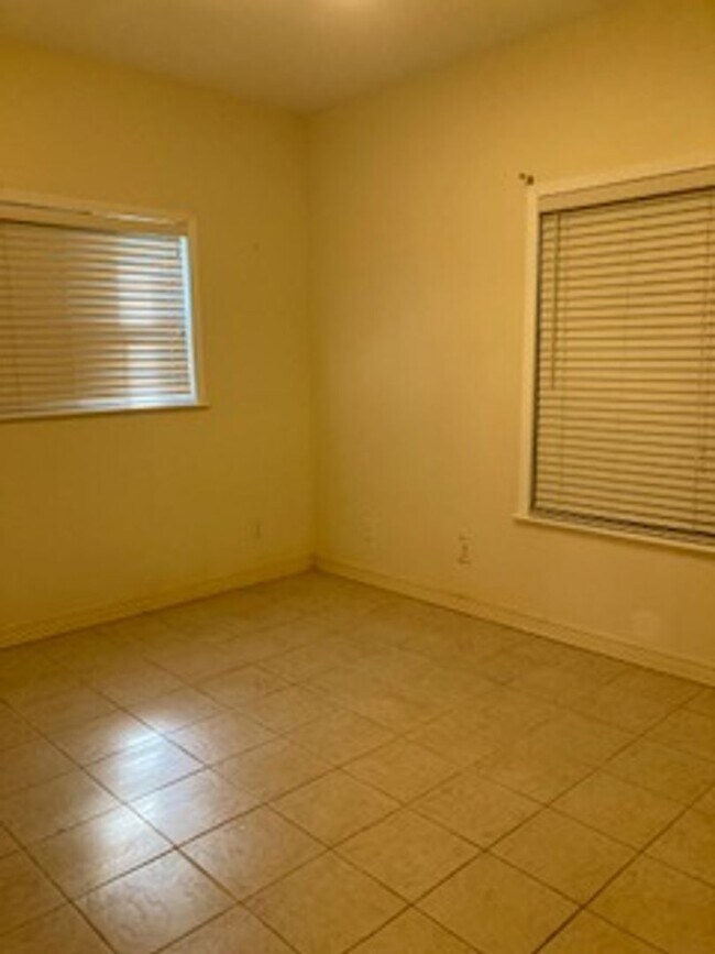 Building Photo - Ready move in - Price reduction!