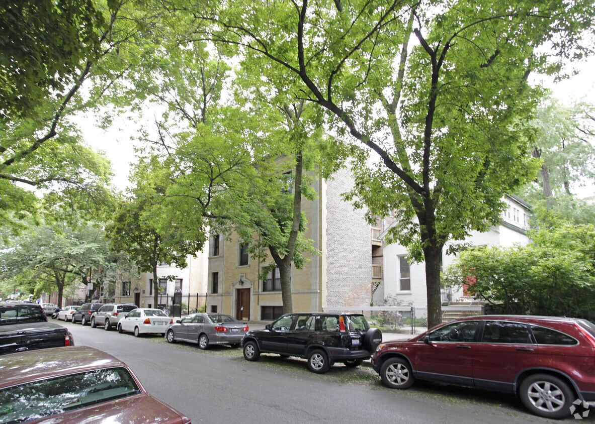 Building - 427-433 W Belden Ave