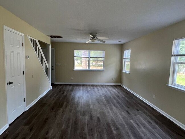 Building Photo - Students Welcome! Close to UNCW! Large 4 b...