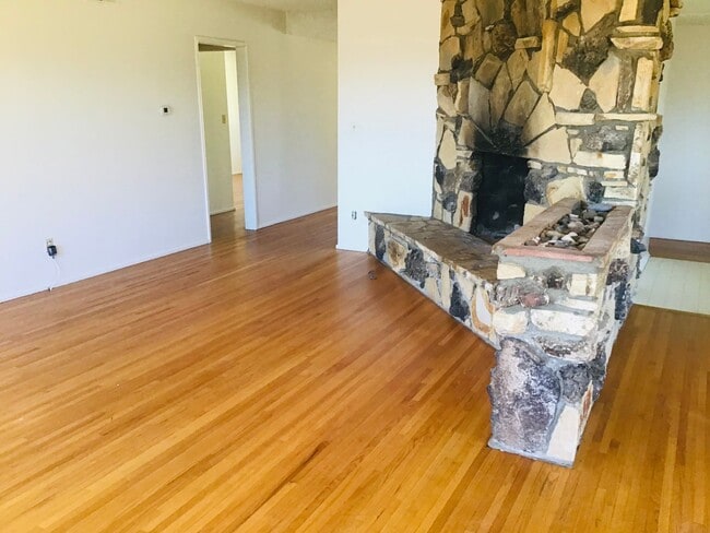 Building Photo - Camarillo Heights 3 Bedroom