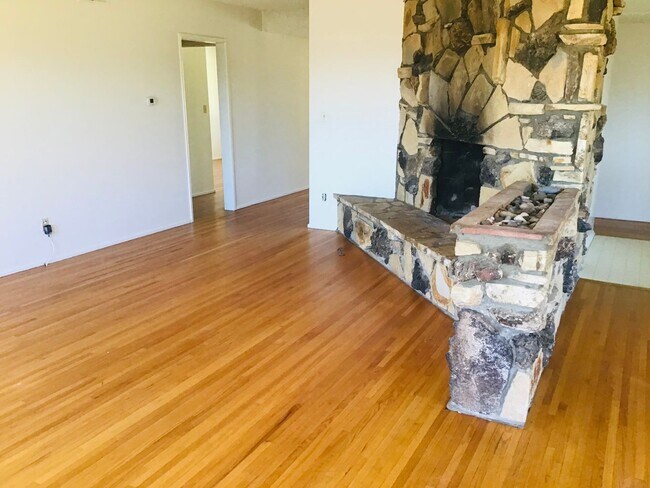 Foto del edificio - Camarillo Heights 3 Bedroom