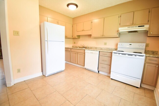 Foto del edificio - 3 BEDROOM 2 BATHROOM