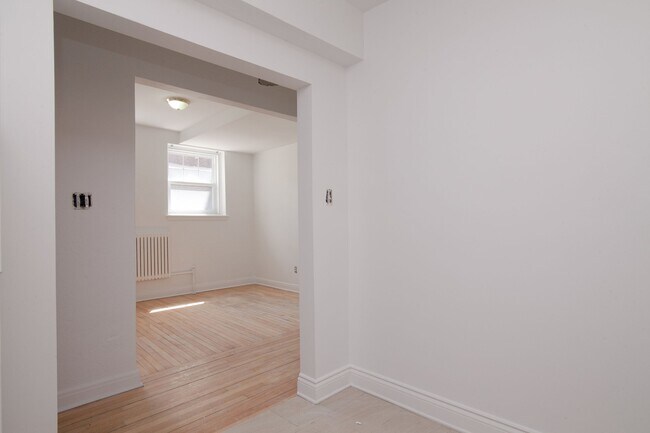 Photo du bâtiment - 4715 Chem. Queen Mary