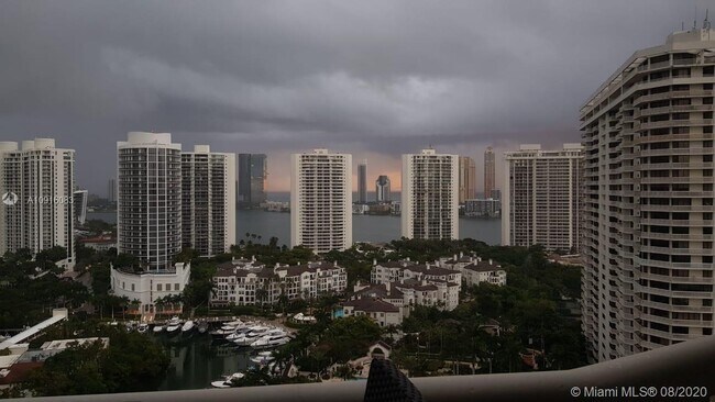 Foto del edificio - 1000 W Island Blvd