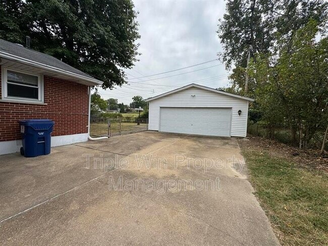 Building Photo - 90 W St Anthony Ln