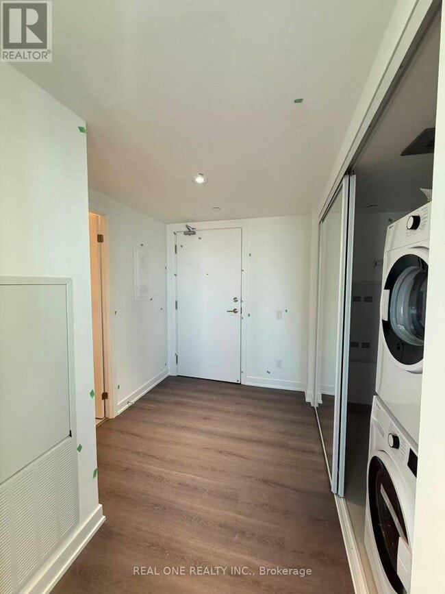 Photo du bâtiment - 8 Wellesley St W