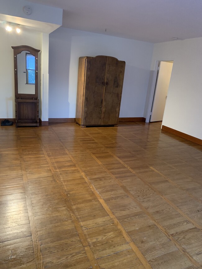 Living Room / Dining Area - 4900 N Marine Dr