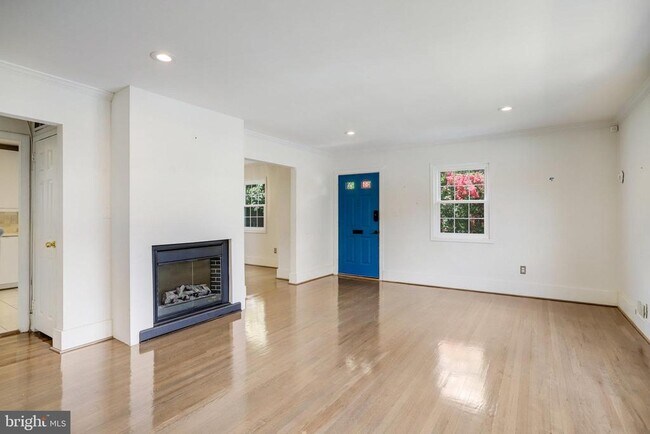 Building Photo - 5370 Pooks Hill Rd