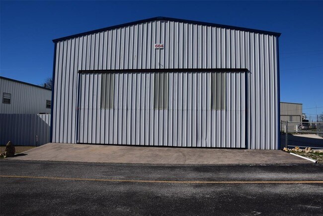 Foto del edificio - 664 Aviator Dr