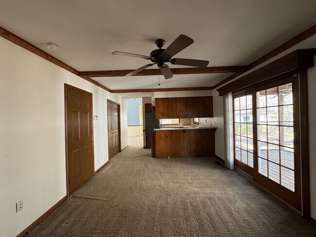 Foto del edificio - Introducing a charming Colonial style home...