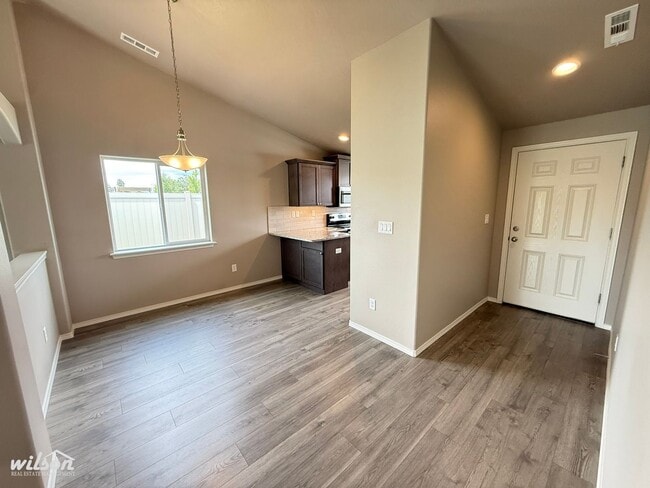 Foto del edificio - 3bd/2ba House in West Valley with Central AC, Fully Fenced Yard and Two Car Garage!